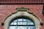 Freimaurer Logenhaus Sligo, Irland, Fenster mit Winkel und Zirkel